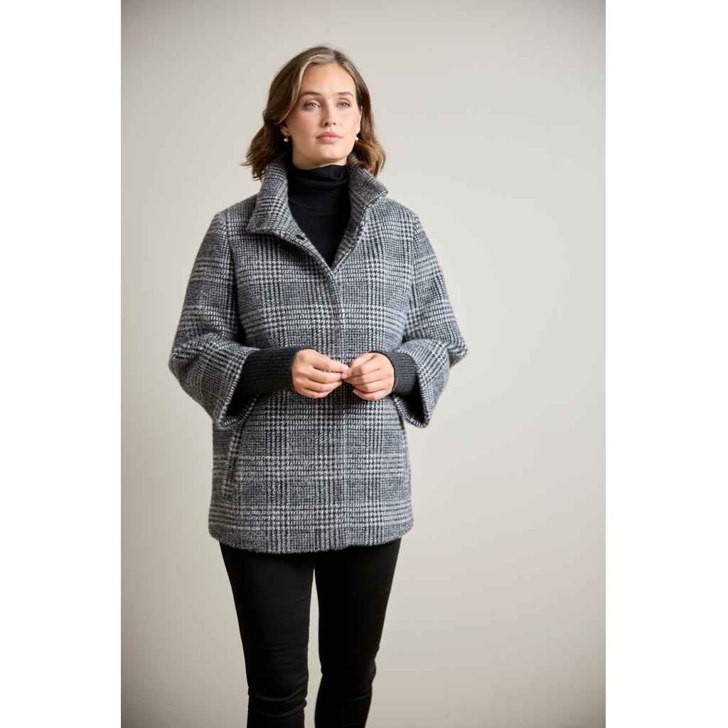 Grey and black houndstooth check