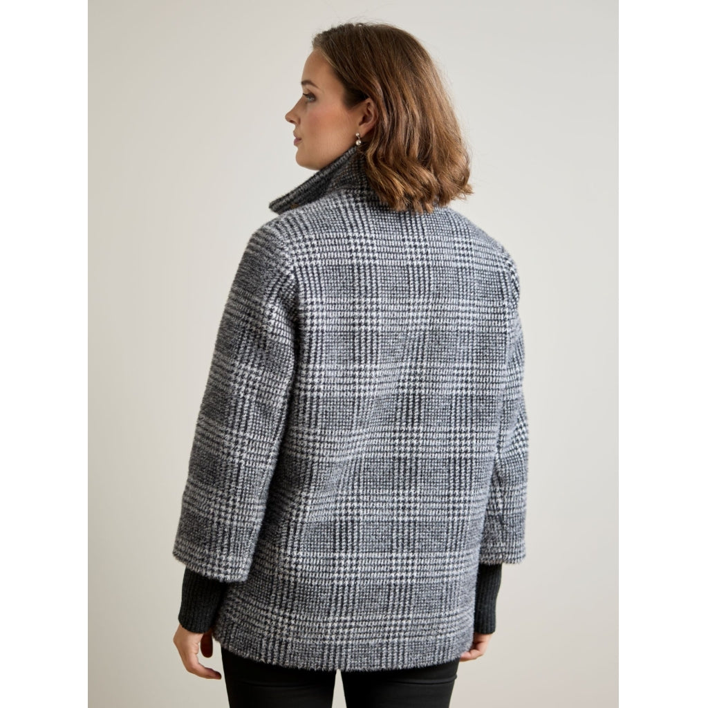 Grey and black houndstooth check